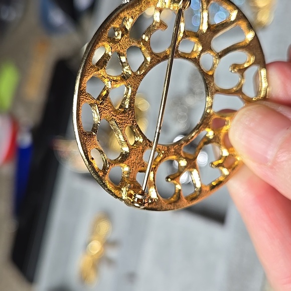 Vintage Gold-Tone Openwork Art Deco Brooch - Picture 9 of 12